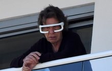Nová hračka Micka Jaggera (78): Kouzelné brýle zlepšují náladu