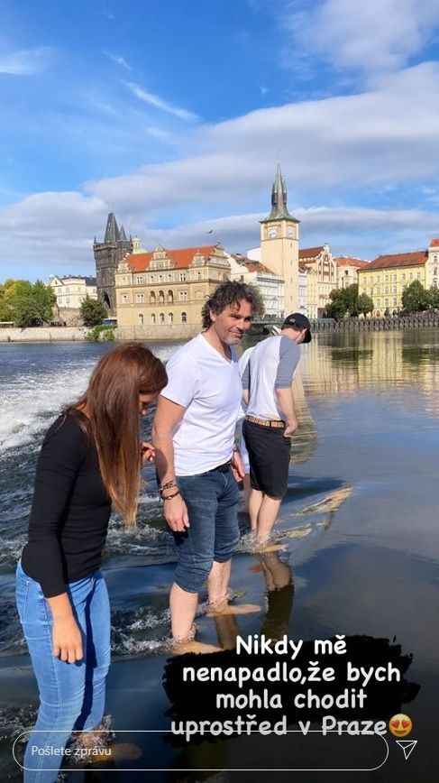 Jaromír Jágr vyrazil s přítelkyní Dominikou slavit narozeniny kamaráda.