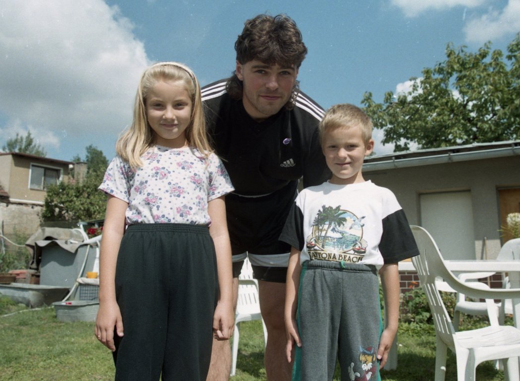 Jaromír Jágr na snímku z roku 1998 se svou neteří Pavlínou a synovcem Jiřím, který pro něj v současnosti pracuje