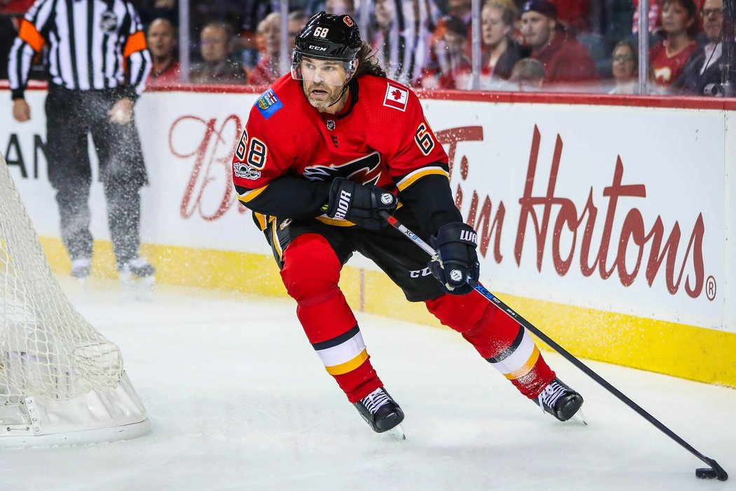 Jaromír Jágr odehrál za Calgary Flames 22 zápasů. Jednou trefil svatyni a bylo mu sesláno 6 asistencí