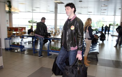 Jaromír Jágr přišel na letiště s taškou značky Louis Vuitton.