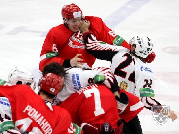 Jágr schovaný za helmou soupeře (číslo 48). Jágr schovaný za helmou soupeře (číslo 48).