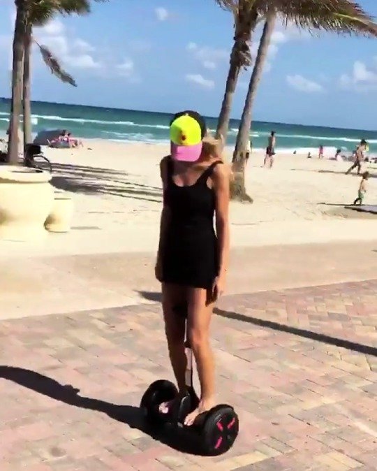 Kopřivová na promenádě kroužila na Hoverboardu