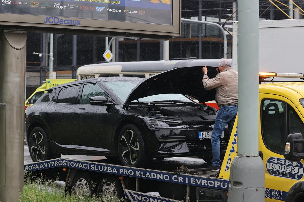 Jágr měl během středečního dopoledne nehodu, při které se vůz srazil s tramvají