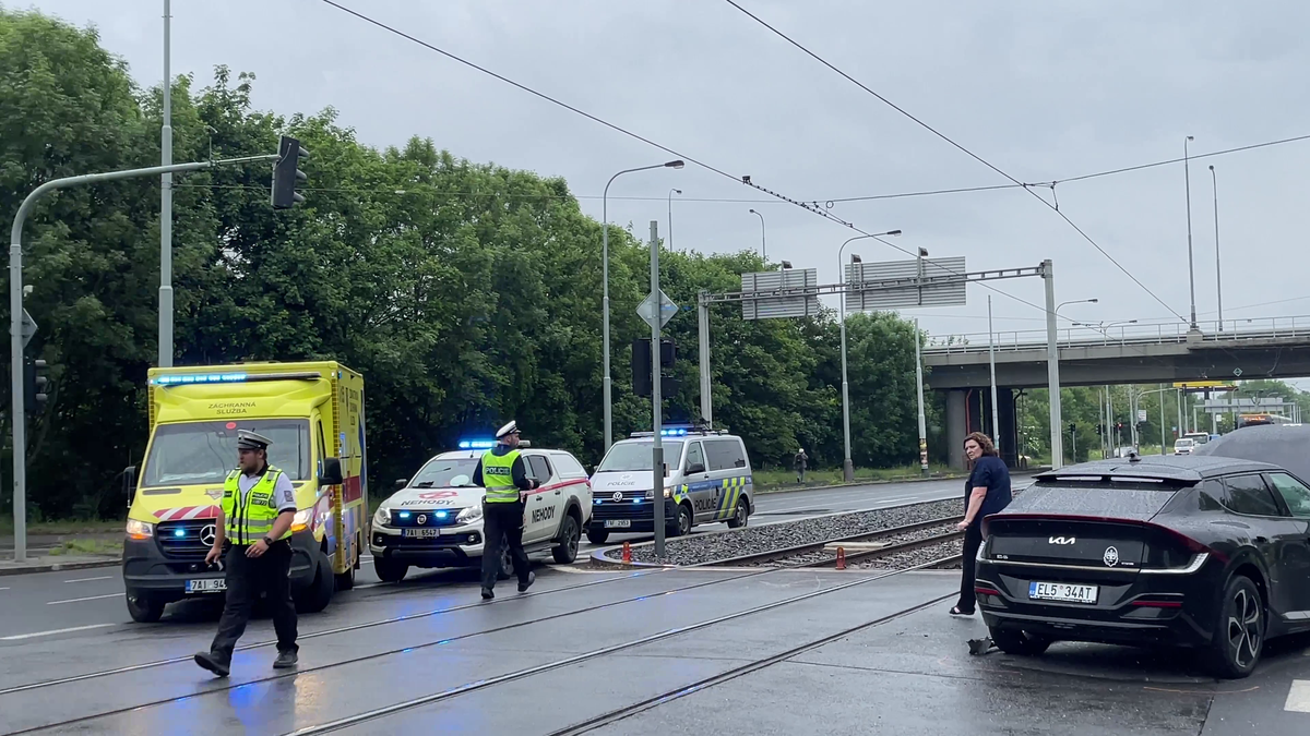 K nehodě došlo ve středu během dopoledních hodin. Hokejová legenda měla střet odnést lehkým zraněním ruky