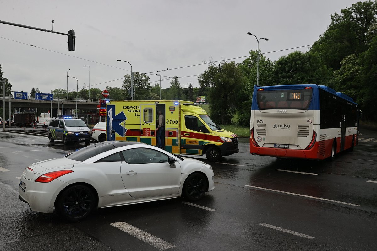 Hokejovou legendu měli lékaři ošetřit na místě