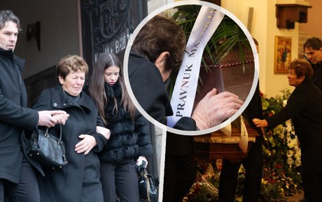 Jaromír Jágr na pohřbu táty podpíral svou maminku.