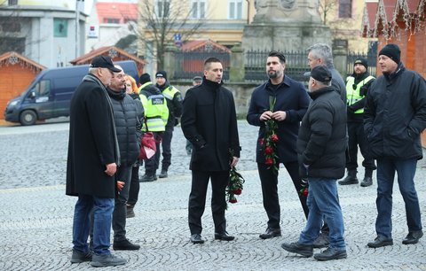 Tomáš Plekanec na pohřbu otce Jaromíra Jágra 