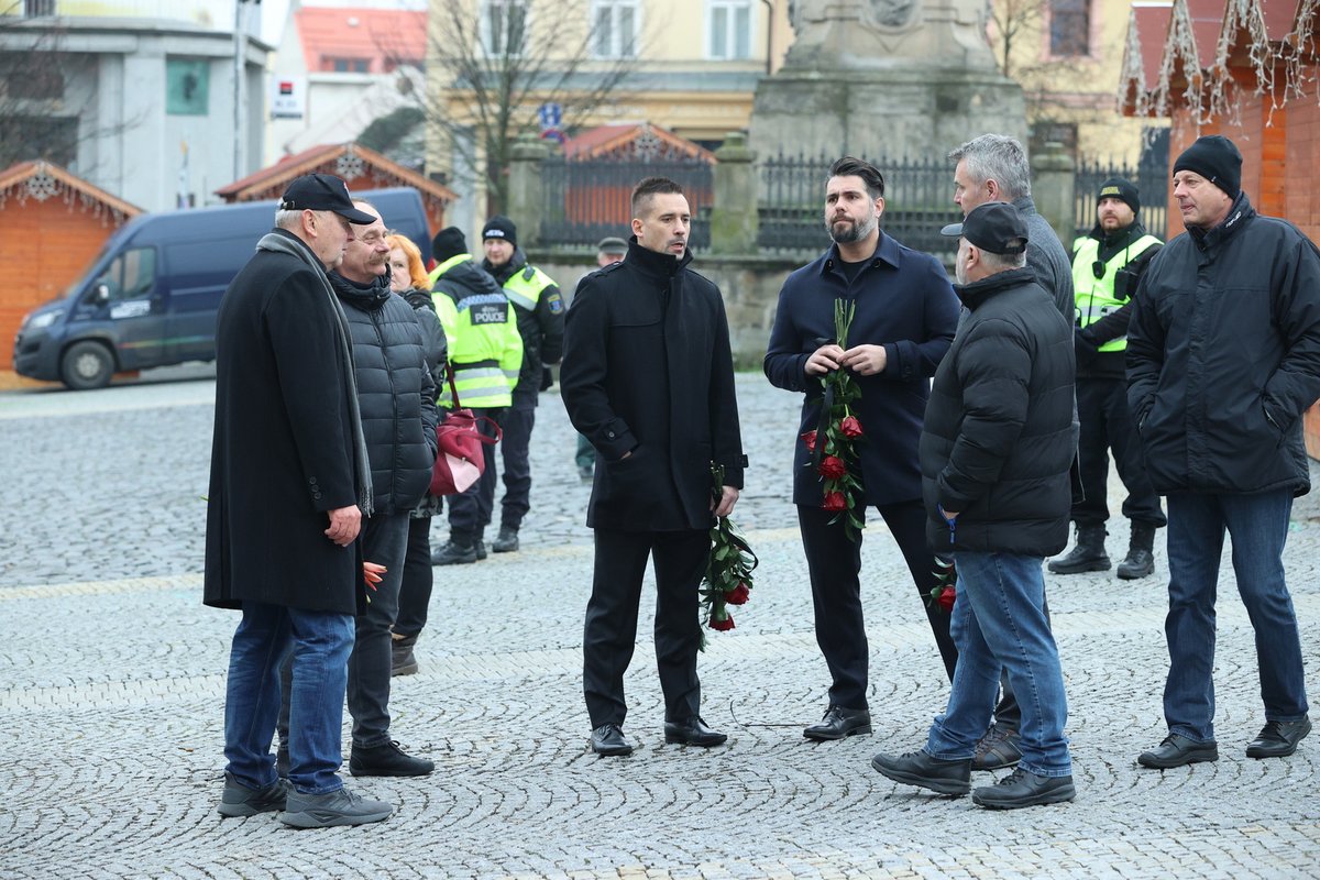 Tomáš Plekanec na pohřbu otce Jaromíra Jágra