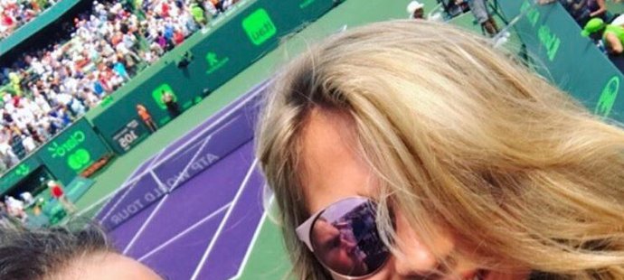 Jaromír Jágr vzal svoji milou Veroniku na tenis. Jenže kvůli zácpě stihli jen 30 minut bitvy Federera s Nadalem.