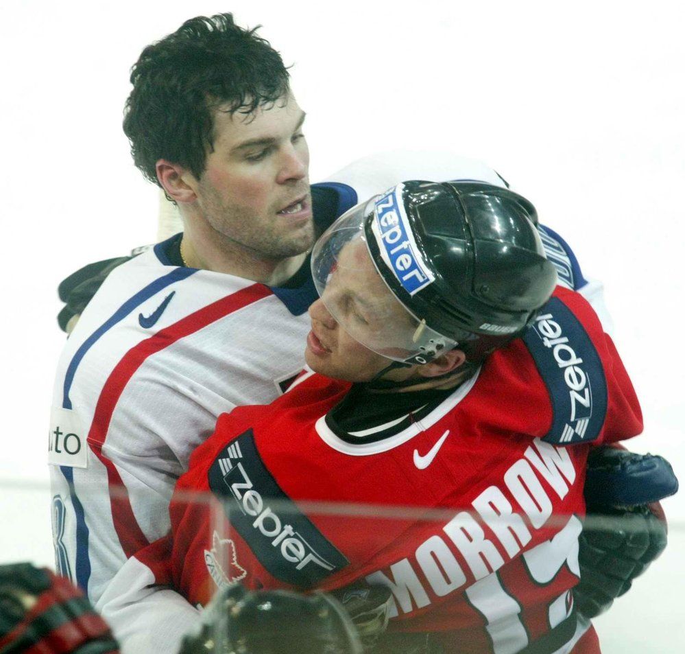 2004: Jaromír se na MS v Praze popral se současným kapitánem Dallasu.