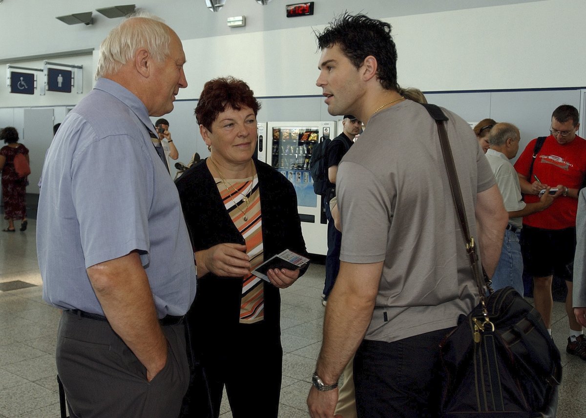 Jaromír Jágr s tatínkem a maminkou v diskusi na letišti