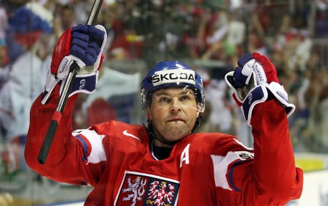 Jaromír Jágr slaví svůj třetí gól v americké síti. To on vystřílel Česku semiﬁ nále mistrovství světa!