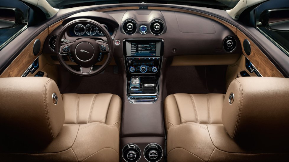 Jaguar XJ Supersport  nabízí elegantní a luxusní interiér s britským šarmem.