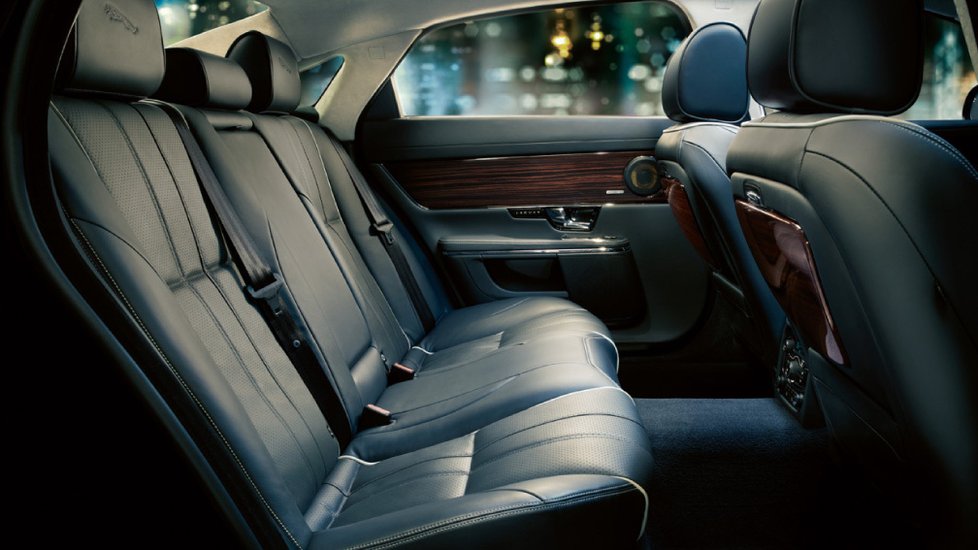Jaguar nabízí interiér v několika druhů dřev a laků. Na kovovou destičku umístěnou v autě si můžete nechat vyrýt i vaše jméno.