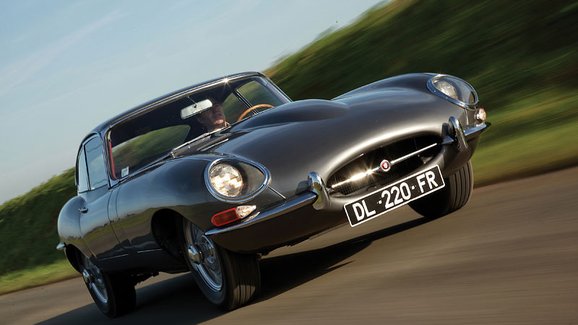 Jaguar E-Type: Připomeňte si příběh možná nejhezčího auta na světě