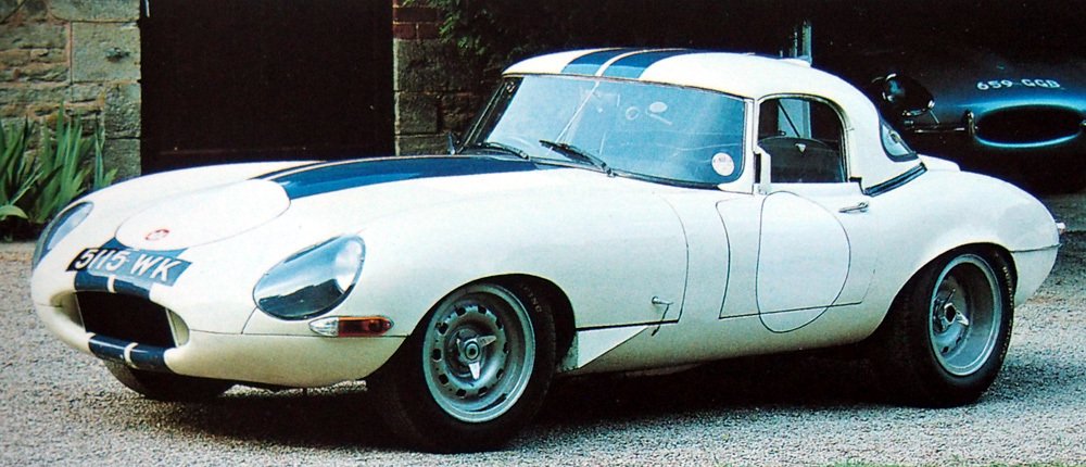 Americký milionář a závodník Briggs Cunningham vlastnil tři vozy E-Type Lightweight. S tímto vozem dojel na devátém místě v Le Mans 1963.