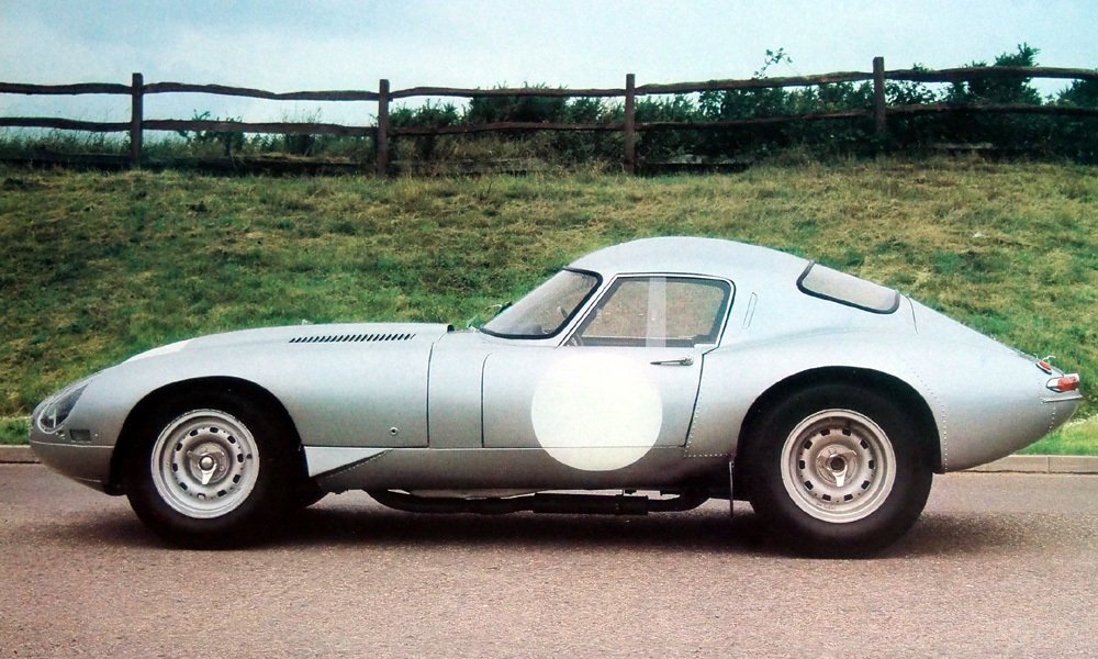 Lindnerovo kupé Jaguar E-Type Lightweight mělo splývavou záď s velkým zadním oknem.