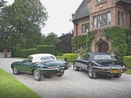 Štěrk, který odstřelují pneumatiky našich dvou Jaguarů E-Type, pochází ze svaté půdy. Patří totiž areálu Wappenbury Hall, což je panství kdysi patřící siru Williamu Lyonsovi. Tady, asi deset kilometrů jihozápadně od centra Coventry, žil zakladatel nejznámější britské značky, než v roce 1985 odešel do automobilového nebe. V ústraní malebného venkova čerpal inspiraci při navrhování nových aut. V denním světle procházejícím okny viktoriánského sídla zřejmě křivky britských koček vypadaly přirozeněji než pod pracovními lampami v designérských studiích.