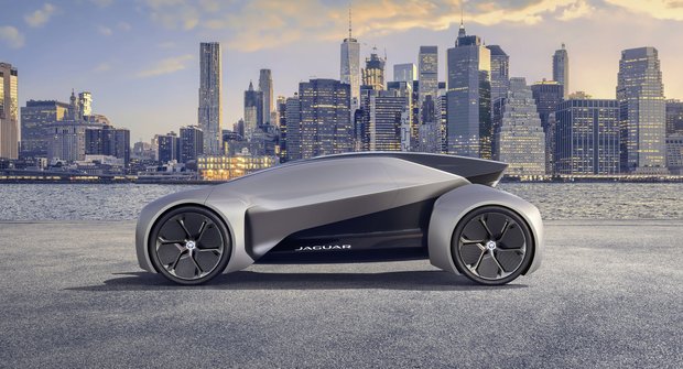 Jaguar pro rok 2042 přijíždí s přenosným volantem