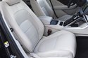 Luxusní sedadla čalouněná kvalitní kůží, to Jaguar umí. Vpředu se sedí skvěle, vzadu trochu vadí klesající střecha a zvýšená podlaha.