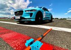 Slovakiaring čeká nezvyklý závod: Elektrický Jaguar vs. angličák Hot Wheels