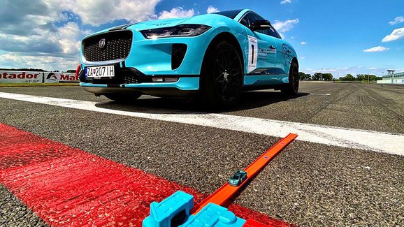 Slovakiaring čeká nezvyklý závod: Elektrický Jaguar vs. angličák Hot Wheels