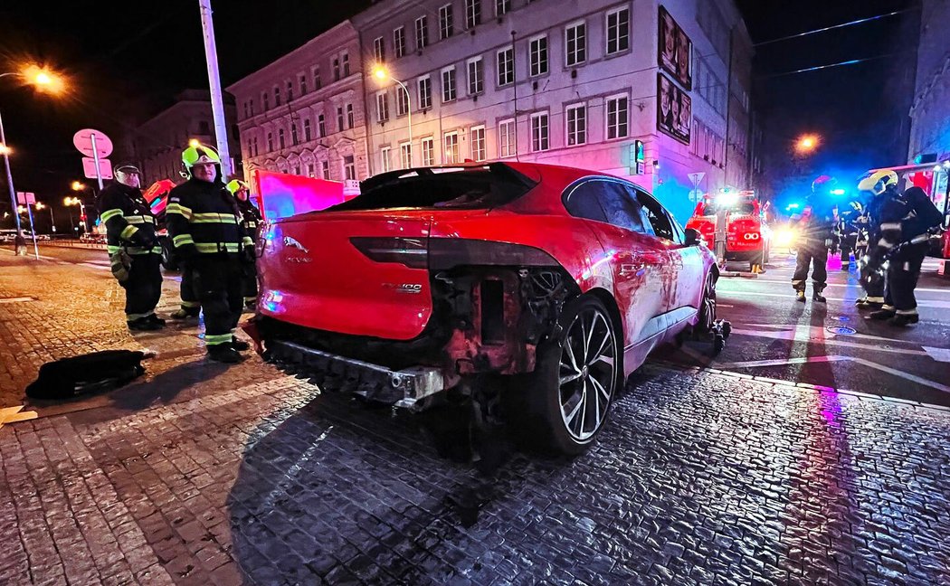 V&nbsp;podzemní garáži v&nbsp;centru Prahy shořel Jaguar I-Pace