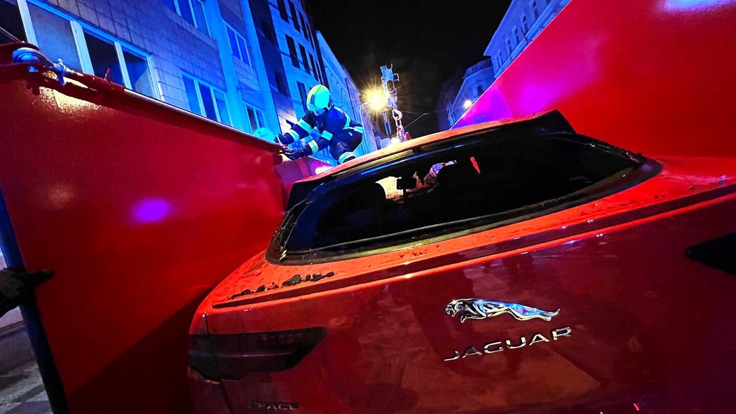 V podzemní garáži v centru Prahy shořel Jaguar I-Pace