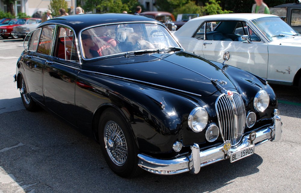 Jaguar Mark 2 s motorem 3,4 litru. Výklopná větrací okénka v zadních dveřích připomínala sedan Jaguar Mark IV.