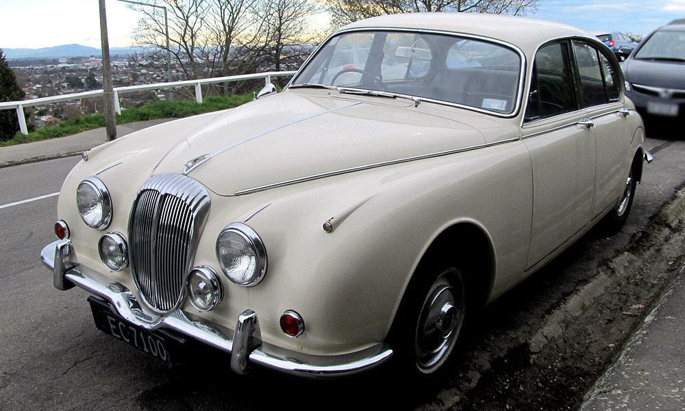 V roce 1960 koupil Jaguar automobilku Daimler a v letech 1962 až 1969 prodával upravené verze Mark 2 pod označením Daimler 2.5 V8.