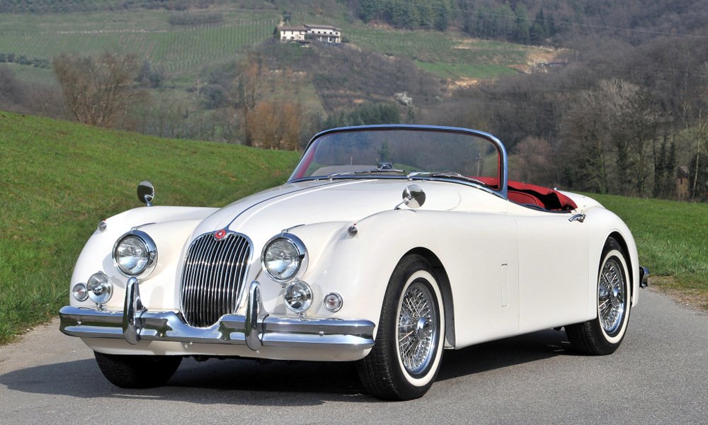 Roadster XK150 OTS se od kabrioletu lišil kromě dvou sedadel jednoduchou plátěnou střechou složenou pod krytem za sedadly, takže nerušila ušlechtilou linii vozu.