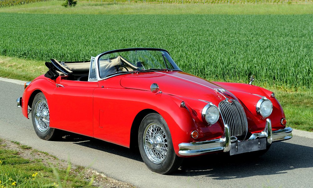 Kabriolet Jaguar XK150 DHC měl stahovací okna ve dveřích. Plátěná střecha byla převzata od předchůdců a ve složeném stavu byla schována pod krytem.