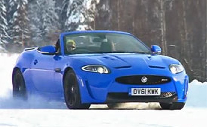 Video: Jaguar XKR-S Convertible se ženou za volantem na ledu