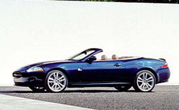 Jaguar XK8: menší osmiválec 3,5 V8 (190 kW) i pro kabrio