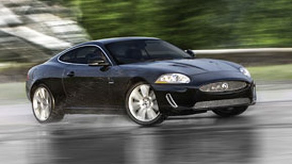 Jaguar XK a XKR 2010: Nové pětilitrové osmiválce a mírný facelift