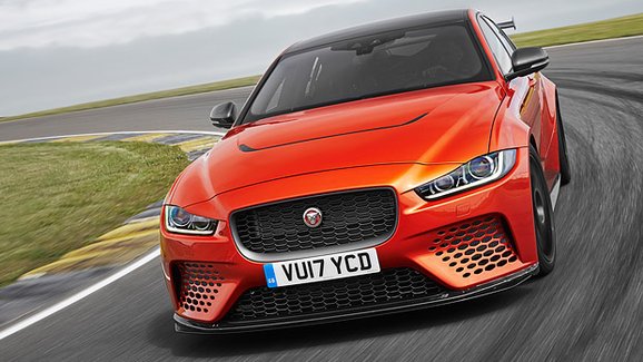 Jaguar XE SV Project 8 je britské kladivo na M3. Má 600 koní!