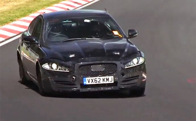 Jaguar na Nürburgringu testuje nový čtyřválec (video)