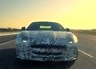 Jaguar F-Type: Nová videa s roadsterem a jeho předky