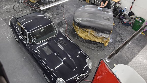 Podívejte se, jak britští odborníci renovují nejkrásnější vozy značky Jaguar