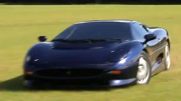 Video: Dovádění s Jaguarem XJ220. Po poli, mezi stromy, rozbitou okreskou...