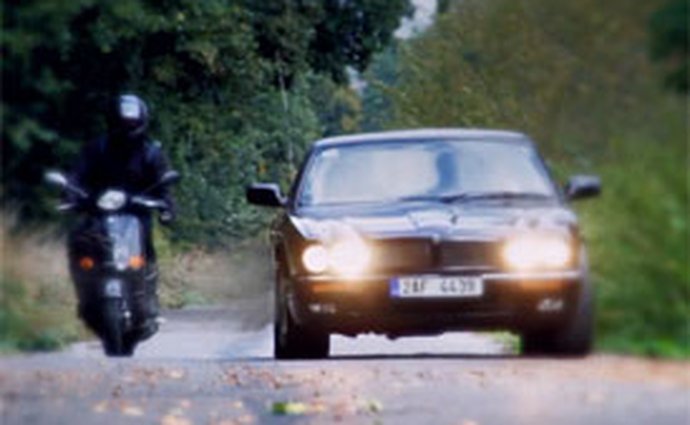 Jaguar vs. moped: Česká Kobra 11 (video)