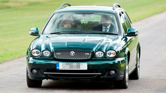 Jaguar X-Type britské královny Alžběty II. míří do aukce