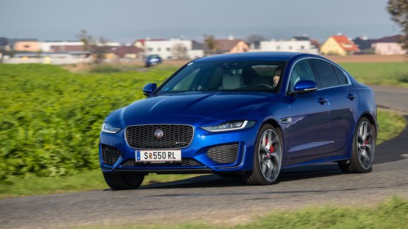 TEST Jaguar XE P300 (221 kW) AWD – Skvělý sedan, který se narodil ve špatné době