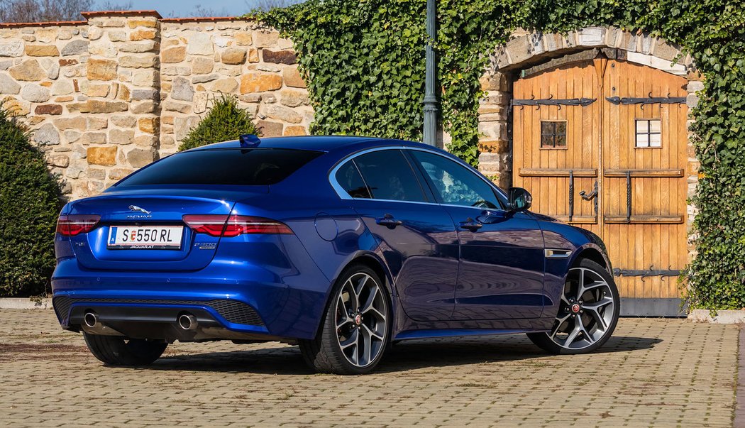 Jaguar XE P300 AWD