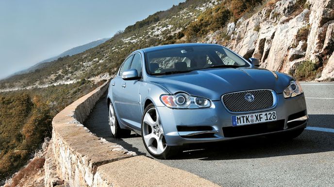 Jaguar XF vycházel původně ze studie C-XF. Nakonec však dostaly přednost konzervativnější tvary.