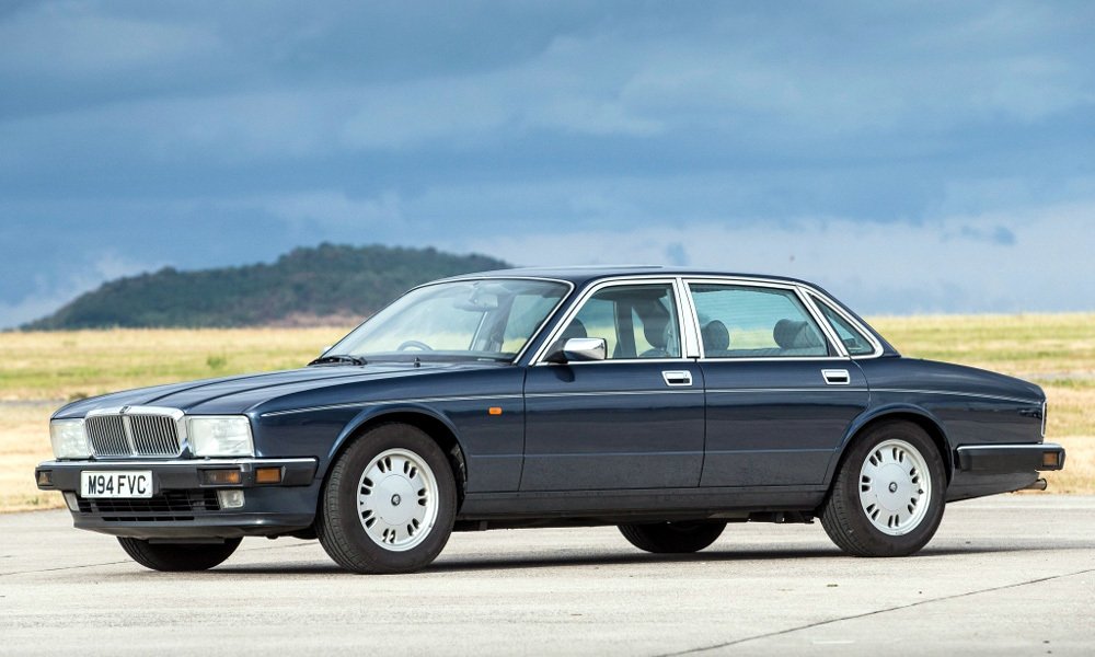 Model Jaguar Sovereign měl standardně mnohem bohatší výbavu než XJ6. Vzhledově se lišil dvěma velkými obdélníkovými světlomety s chromovaným orámováním.