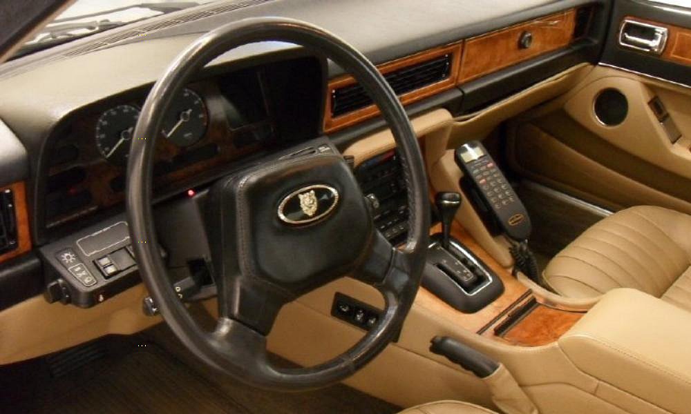 Do roku 1990 měly vozy řady XJ40 přístrojový panel před řidičem s digitálními ukazateli pomocných měřidel a fluorescenční displej schopný zobrazit až 34 různých hlášení.