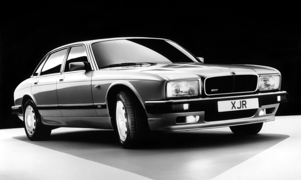 Jaguar XJR se vyráběl v letech 1989–94 s výkonnými motory laděnými ve firmě JaguarSport z Oxfordshire.