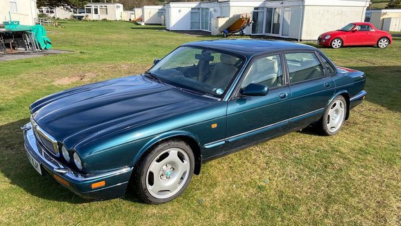 Na prodej je Jaguar XJR po Richardu Hammondovi. A není moc drahý